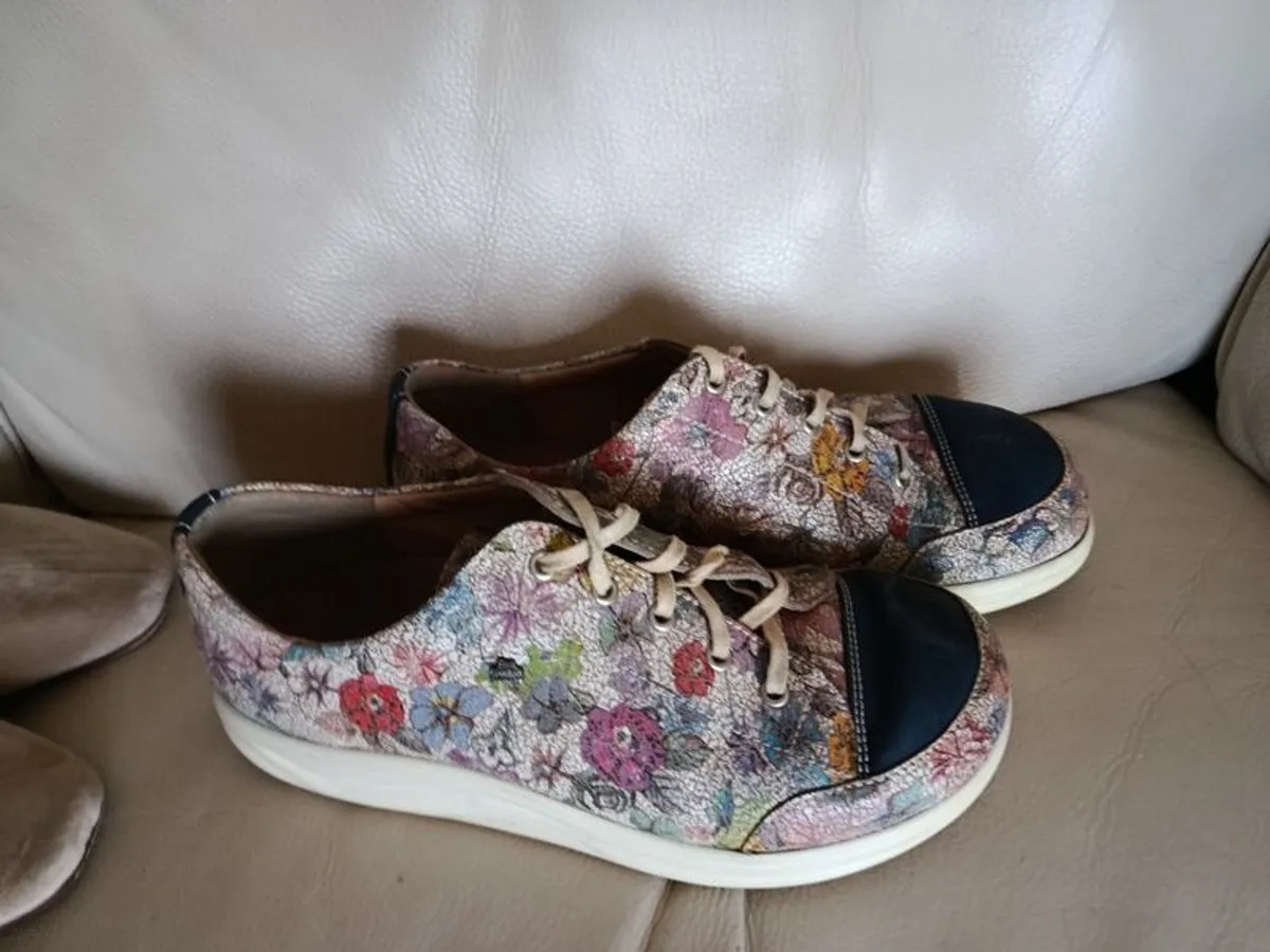 Finn Comfort Lace Up Sz 6