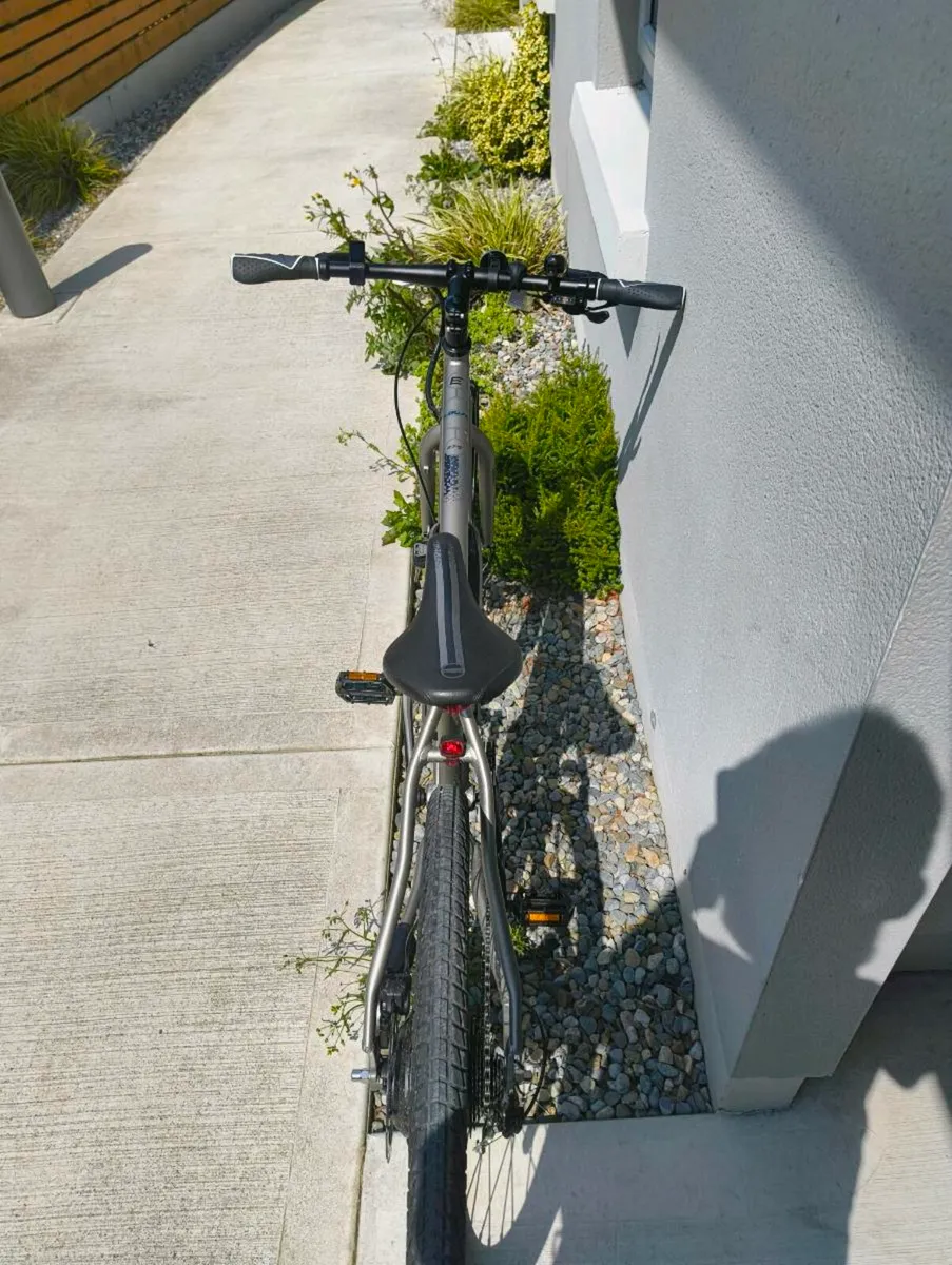 Carrera electric bike -less than 50kms - Image 2