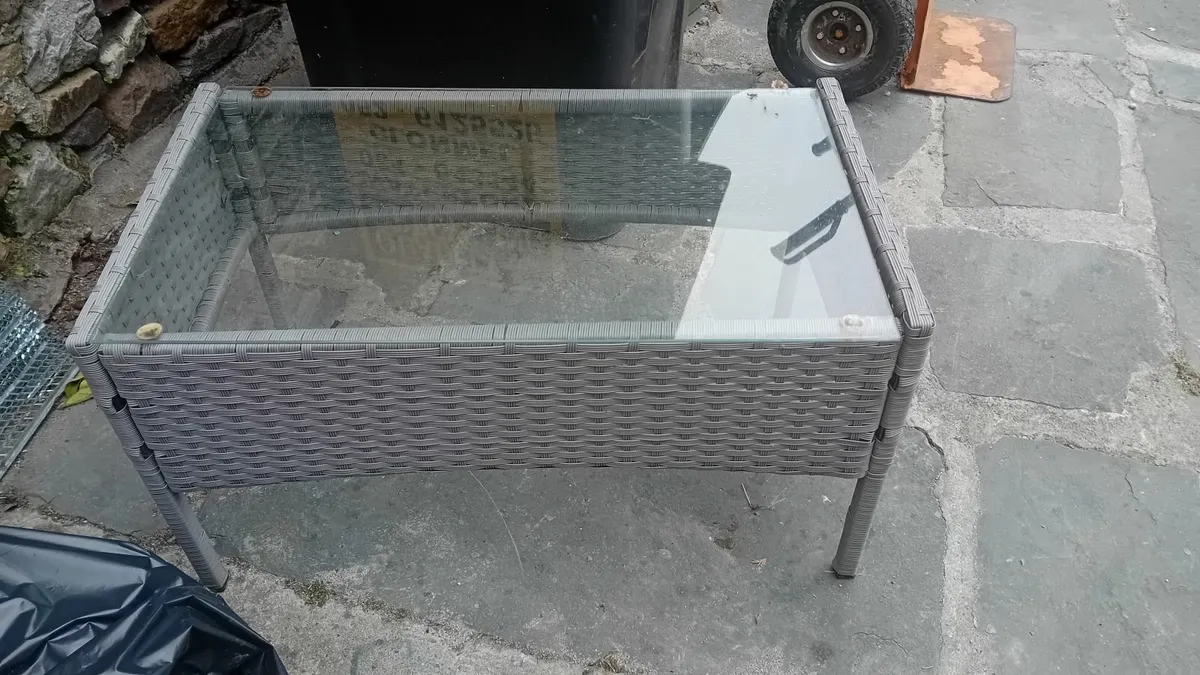 Patio seating - Image 3