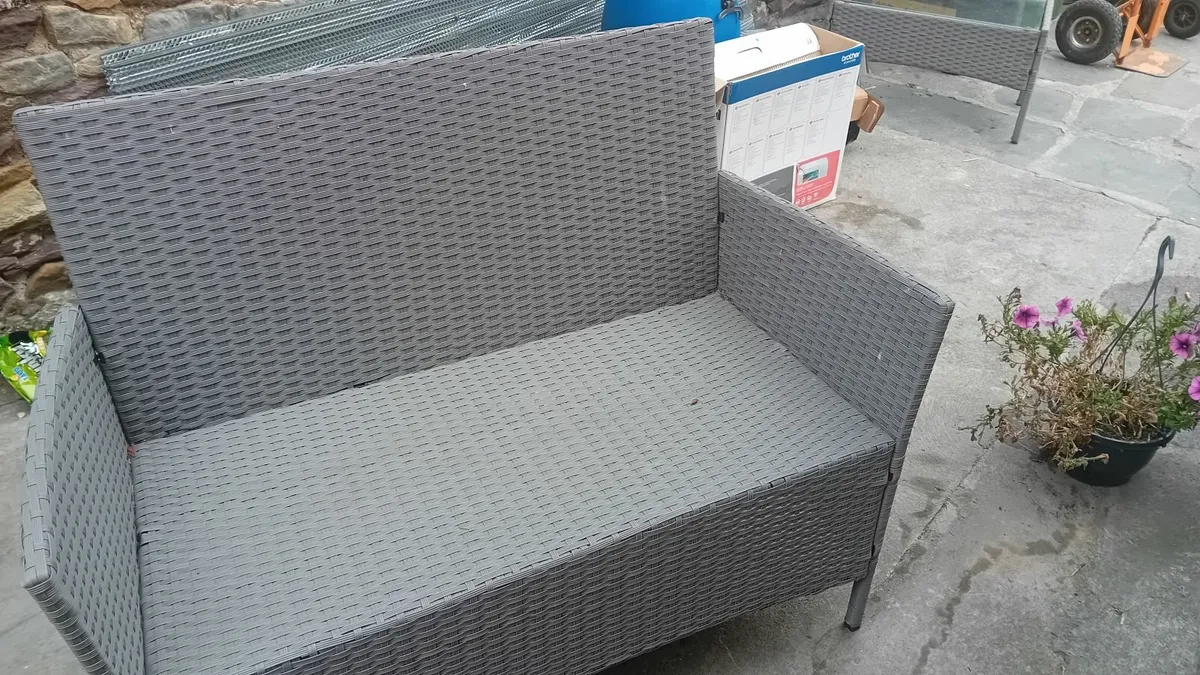 Patio seating - Image 4
