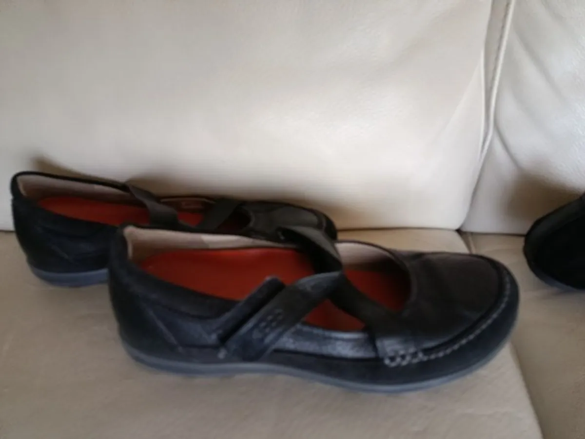 Ecco Black Leather criss cross straps Sz 6