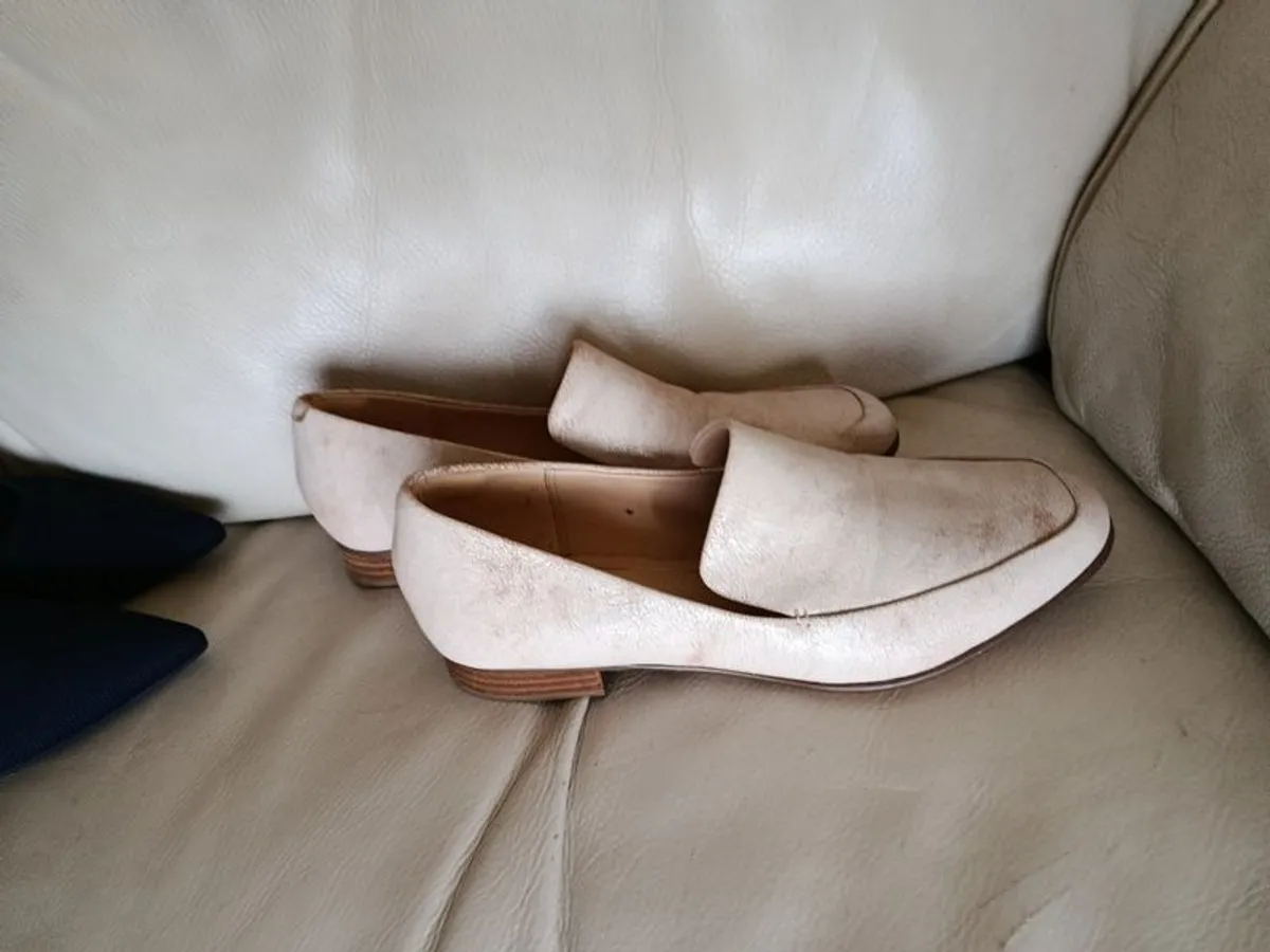 Clarks Distressed Cream loafer Sz 6