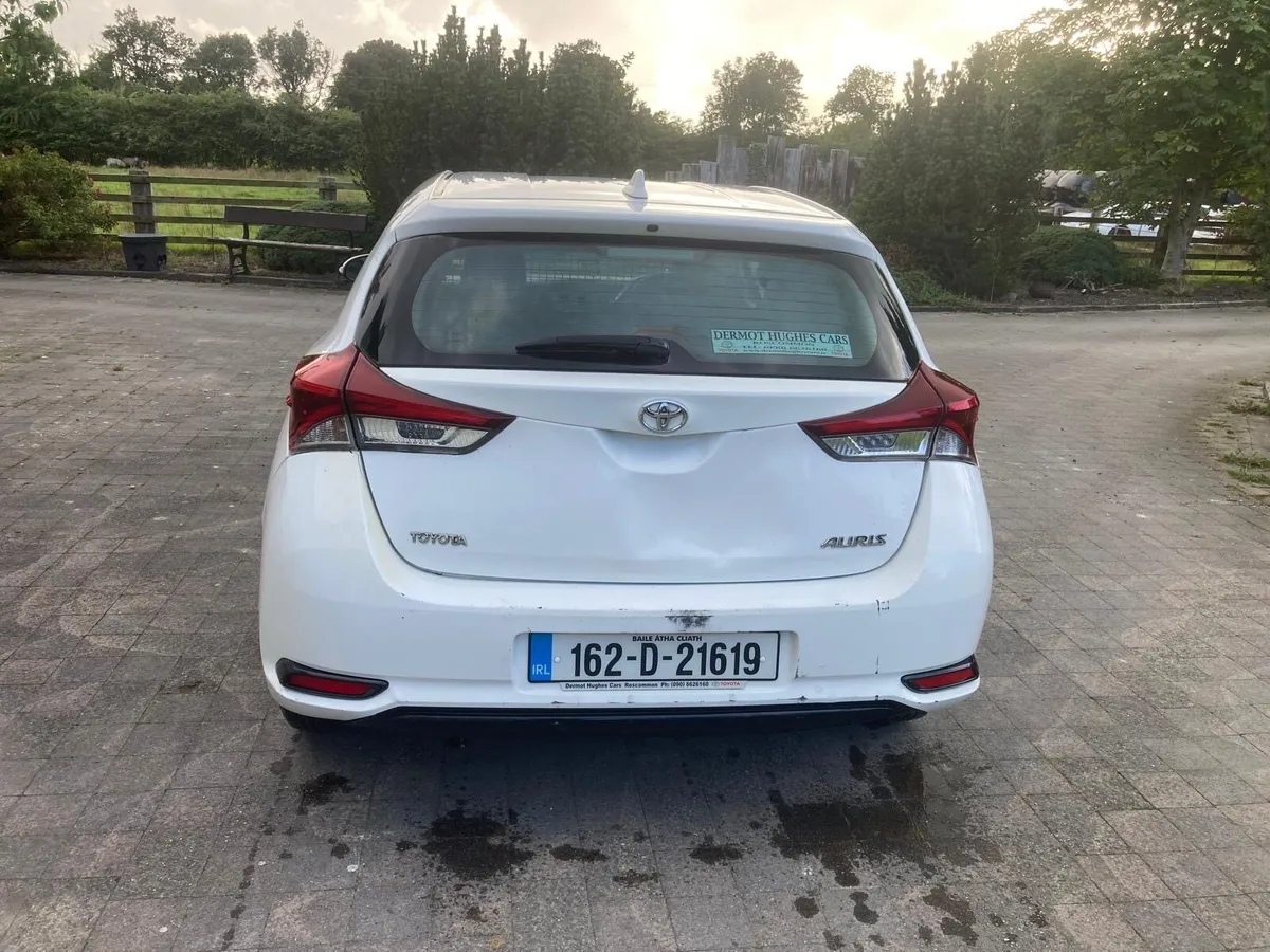 2016 Toyota auris van - Image 2