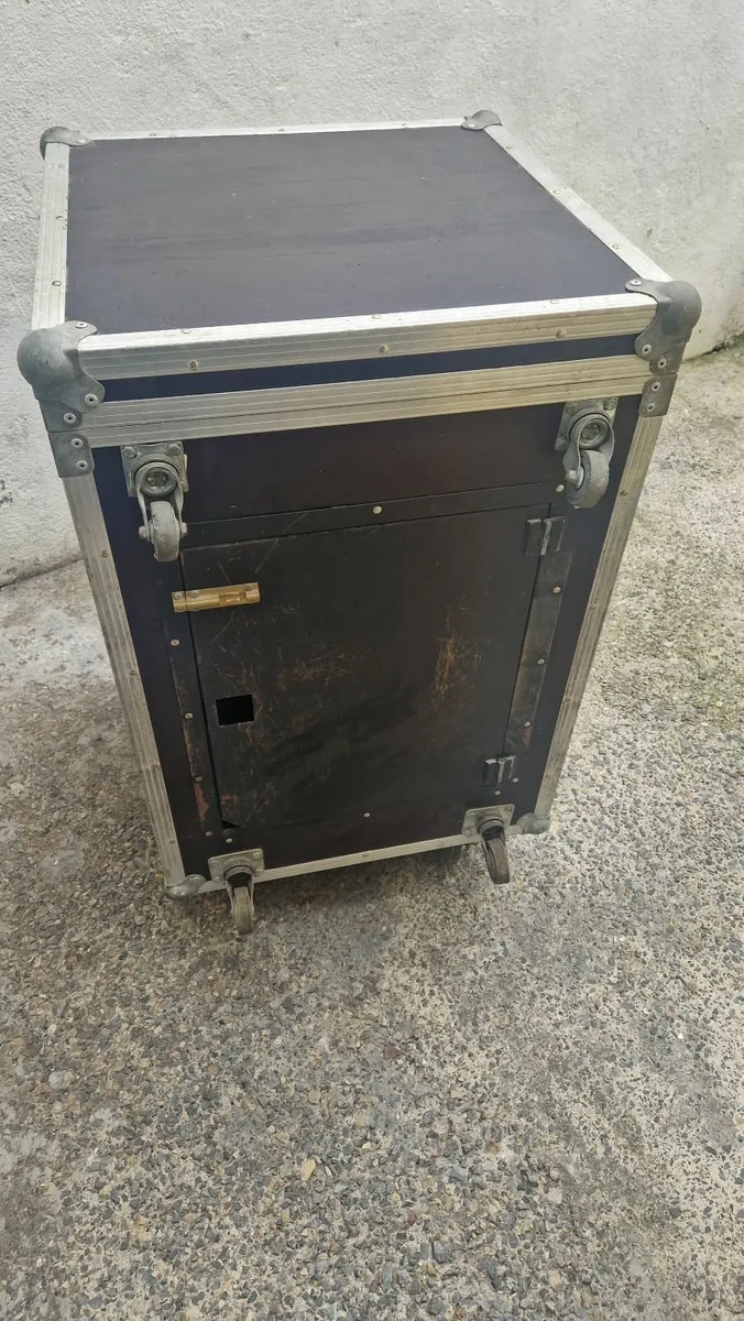 Flight case 21 l x21 b x 30 h inches - Image 1