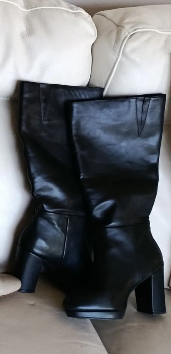 Black Leather Pull On Boots Sz 6