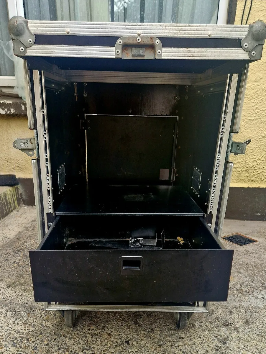 Flight case 21 l x21 b x 30 h inches - Image 4