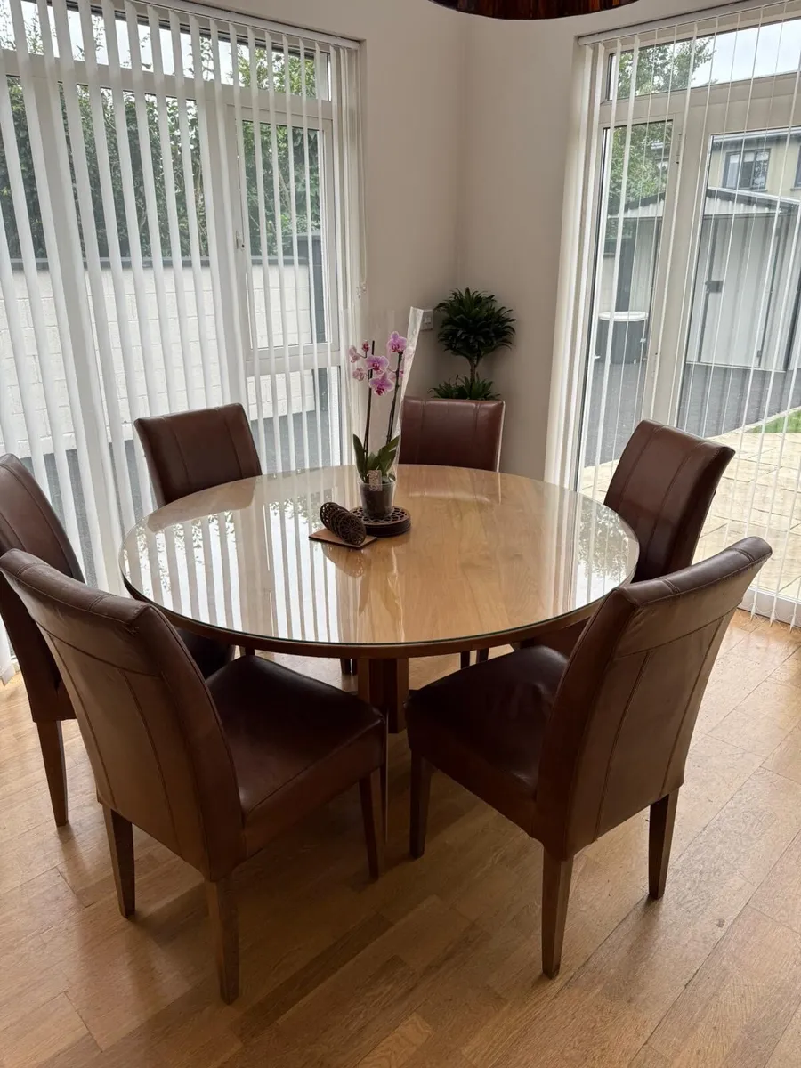 Table and 6 chairs - Image 1
