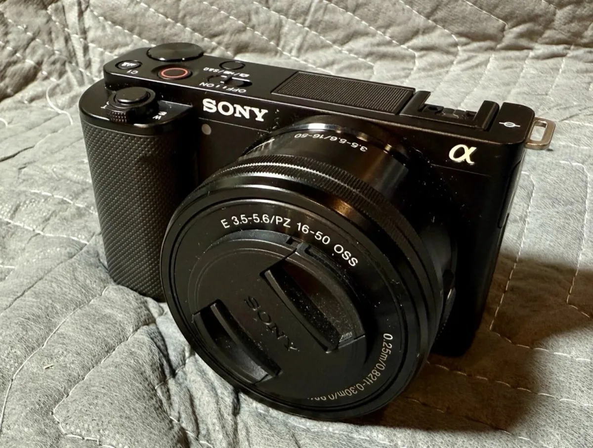 Sony Alpha ZV-E10 25.0MP Black camera (16-50mm) - Image 1
