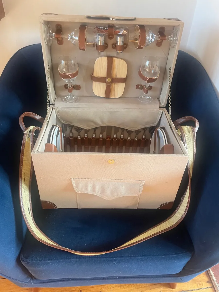 Luxury Picnic Basket - Image 1