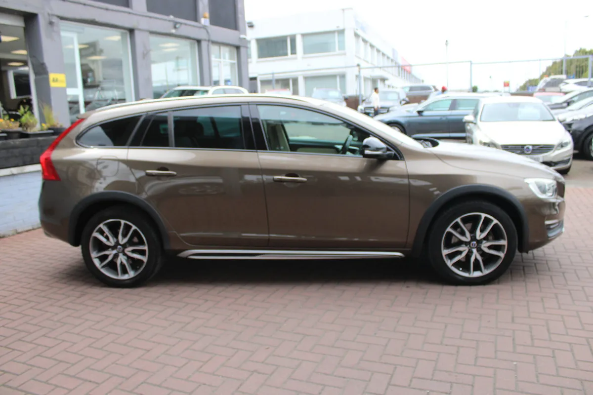 2016 Volvo V60 CROSS COUNTRY - Image 3