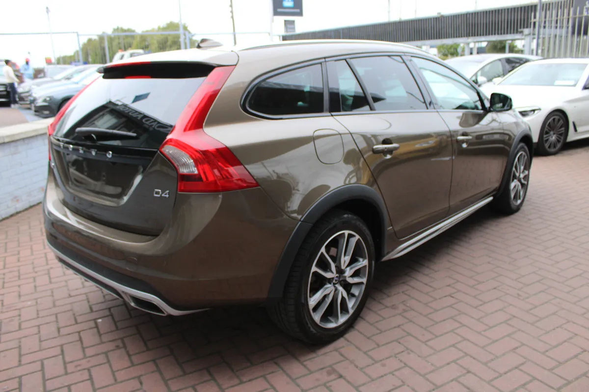 2016 Volvo V60 CROSS COUNTRY - Image 4