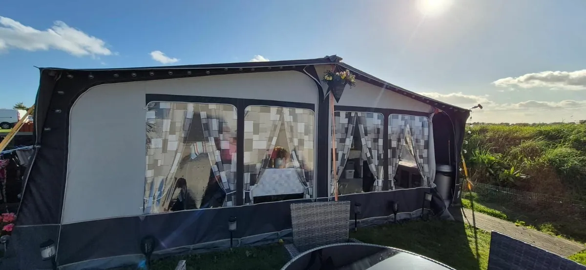 Caravan with full size awning - Image 4
