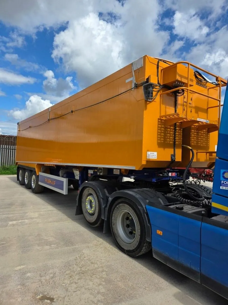 FRUEHAUF TRI AXLE PLANK SIDE TIPPING TRAILER - Image 1
