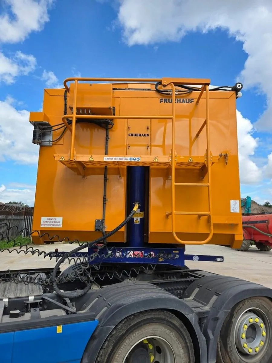 FRUEHAUF TRI AXLE PLANK SIDE TIPPING TRAILER - Image 4
