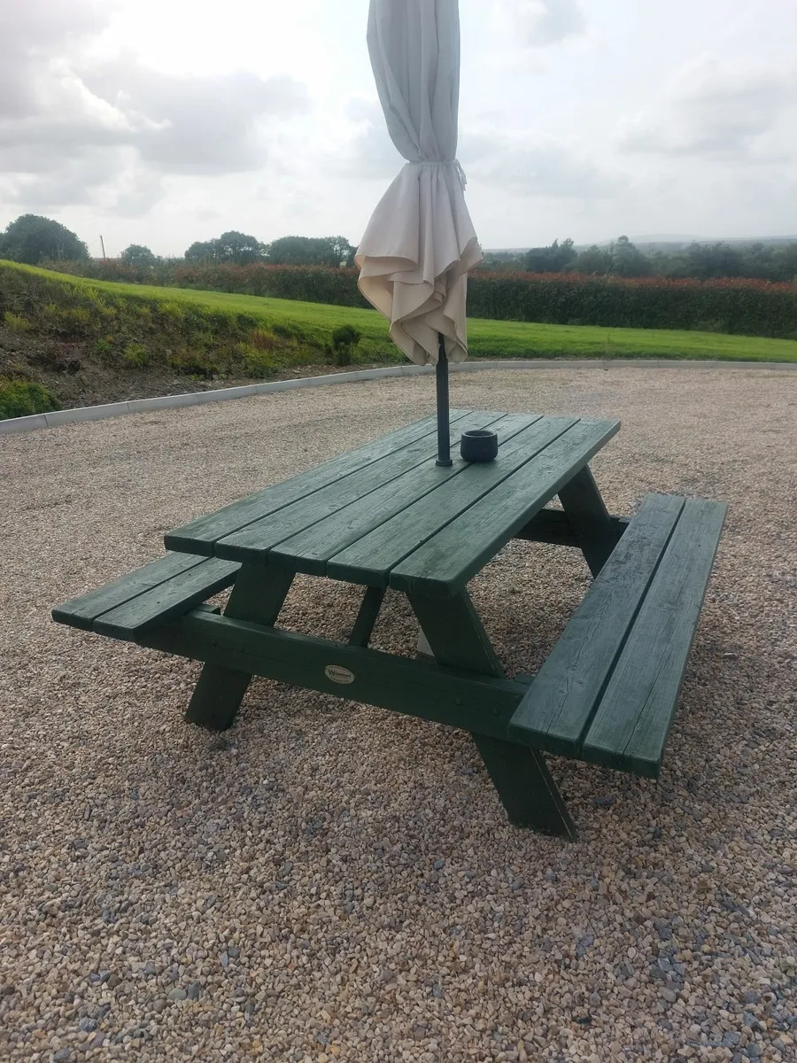 Picnic table (..umbrella not included) - Image 1
