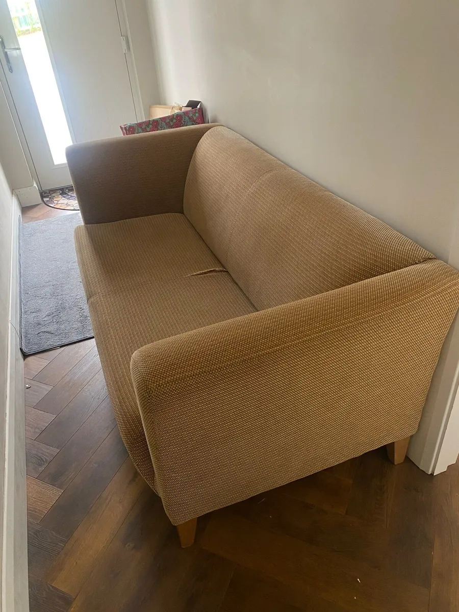 Beautiful contemporary couch - Image 1