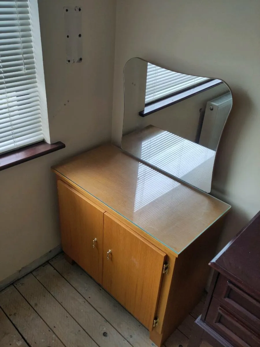Dressing table with mirror - Image 1