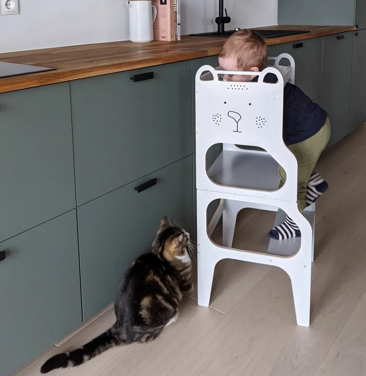 Learning tower - table and chair - Image 1