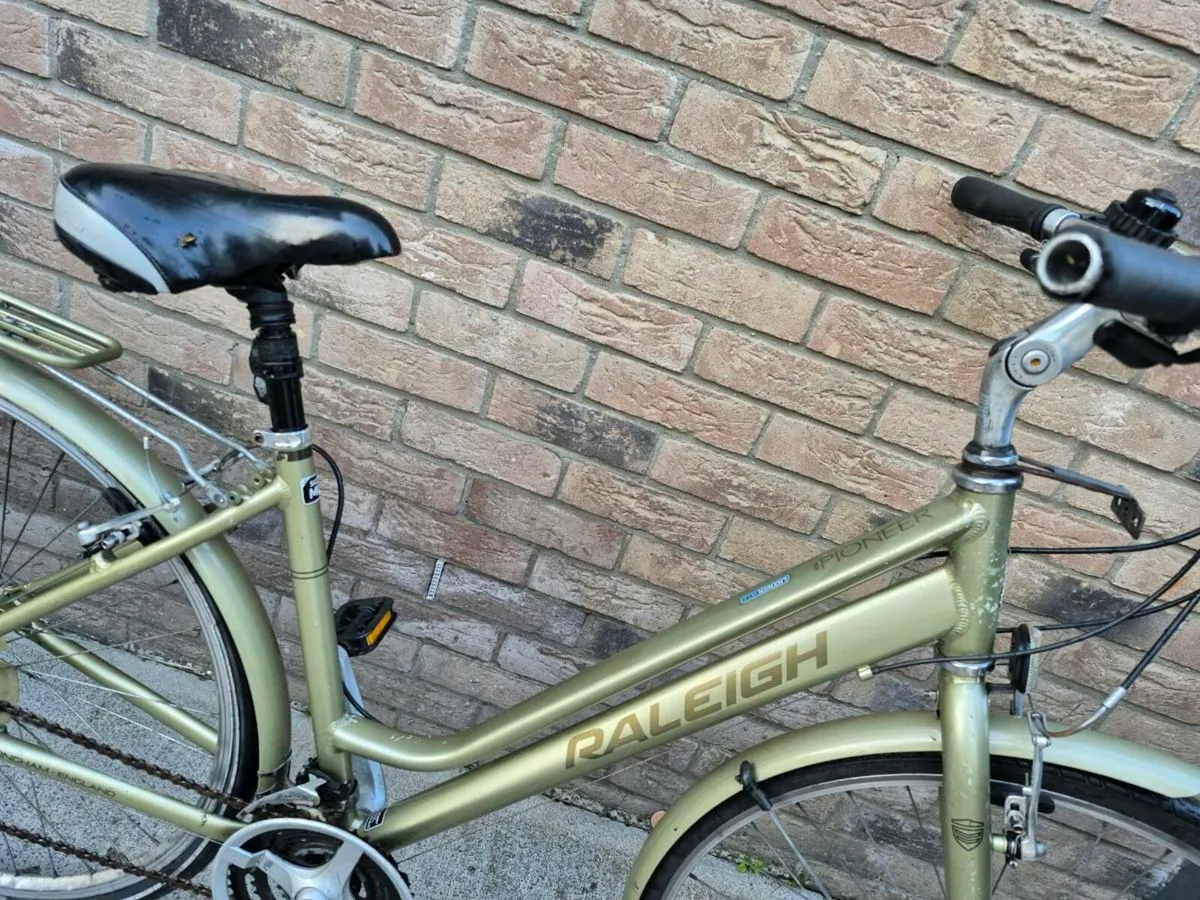 Adults Raleigh  Equipped Hybrid Bike 21 speeds - Image 3