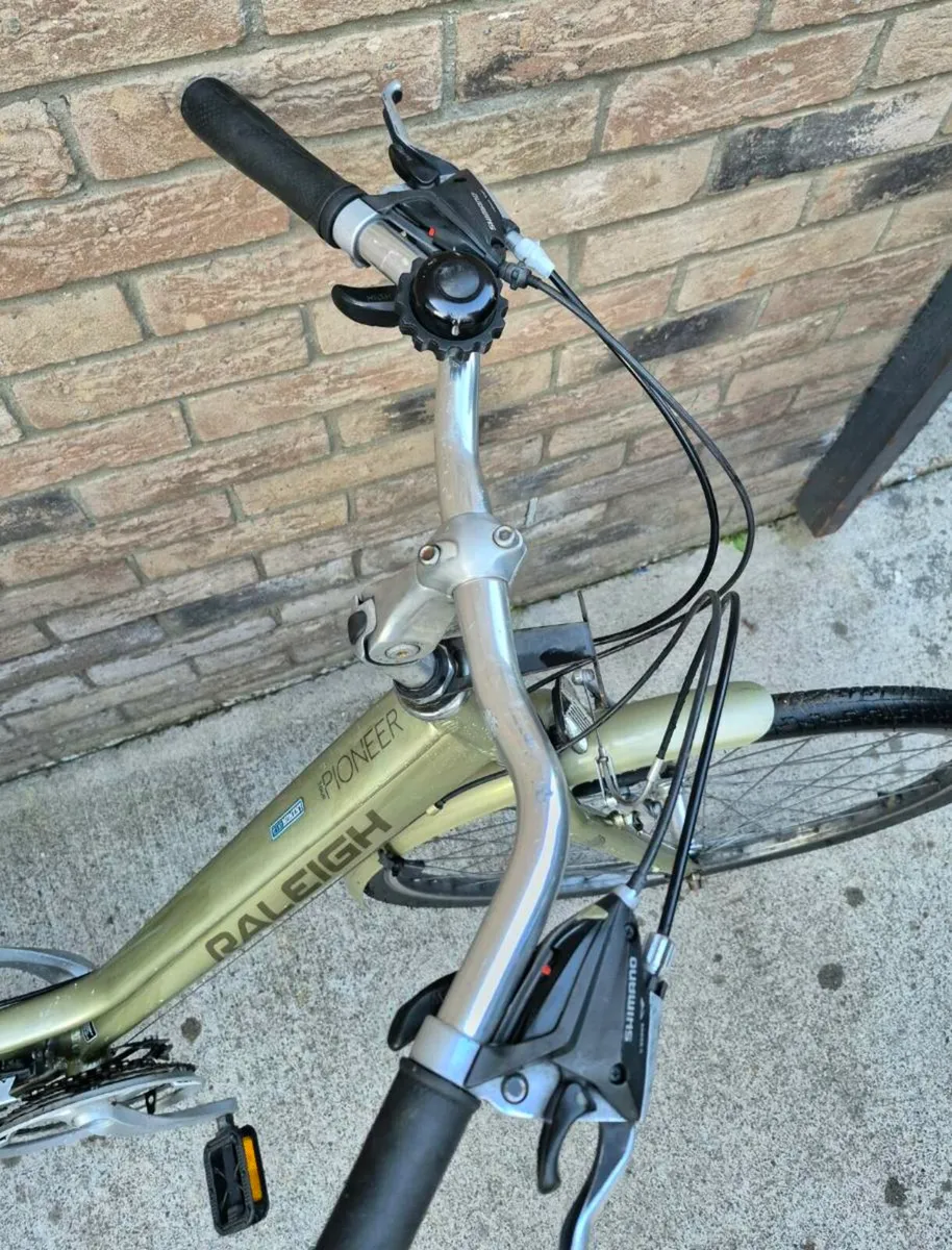 Adults Raleigh  Equipped Hybrid Bike 21 speeds - Image 4