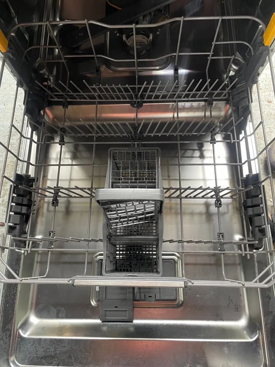 Integrated Whirlpool Dishwasher. 2 years old. - Image 4