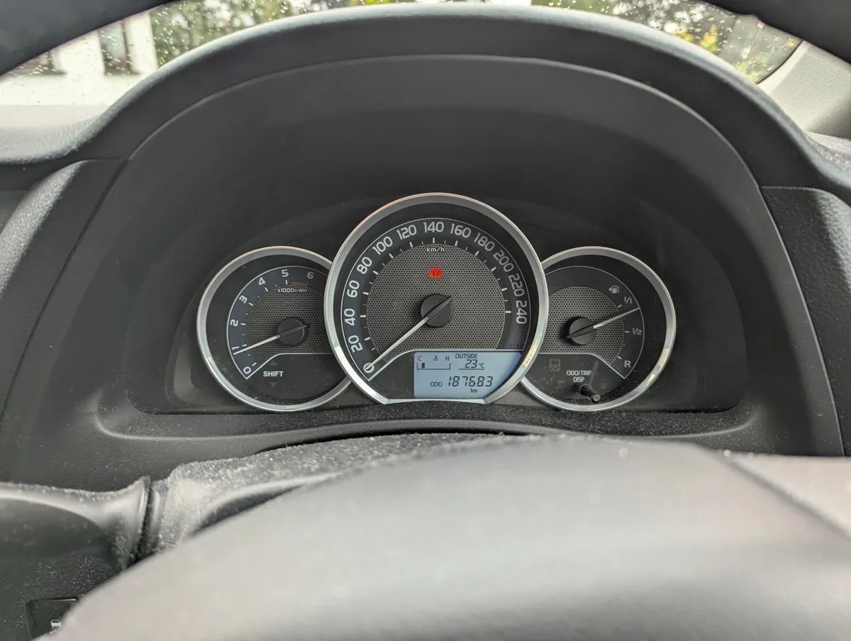Toyota Auris Sol 2015 - Image 2