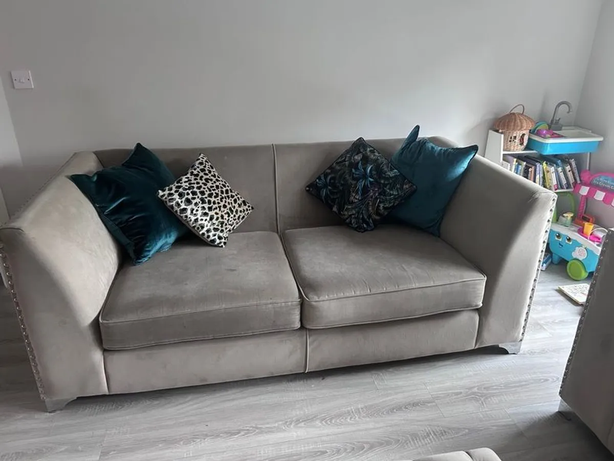 couch - Image 1