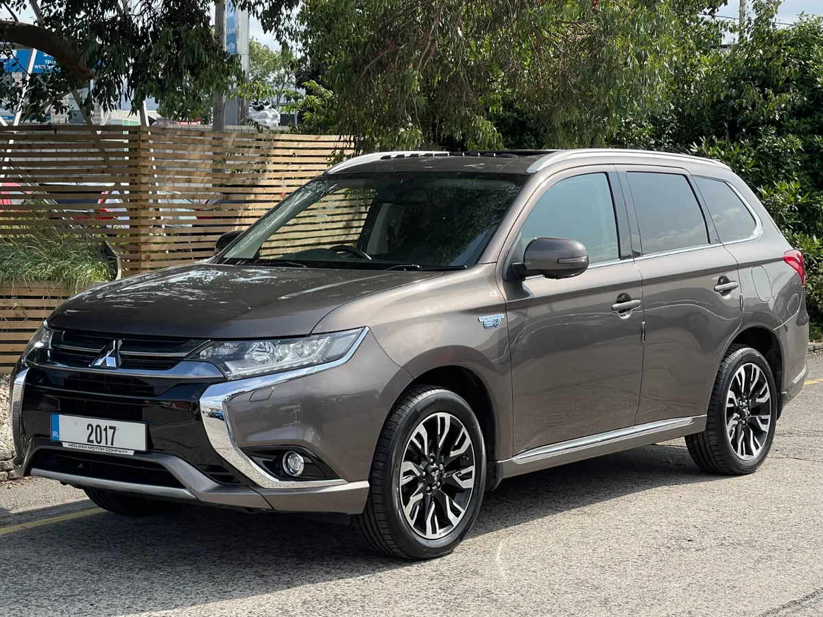 2017 Mitsubishi Outlander..LOW MILES...SUNROOF - Image 2