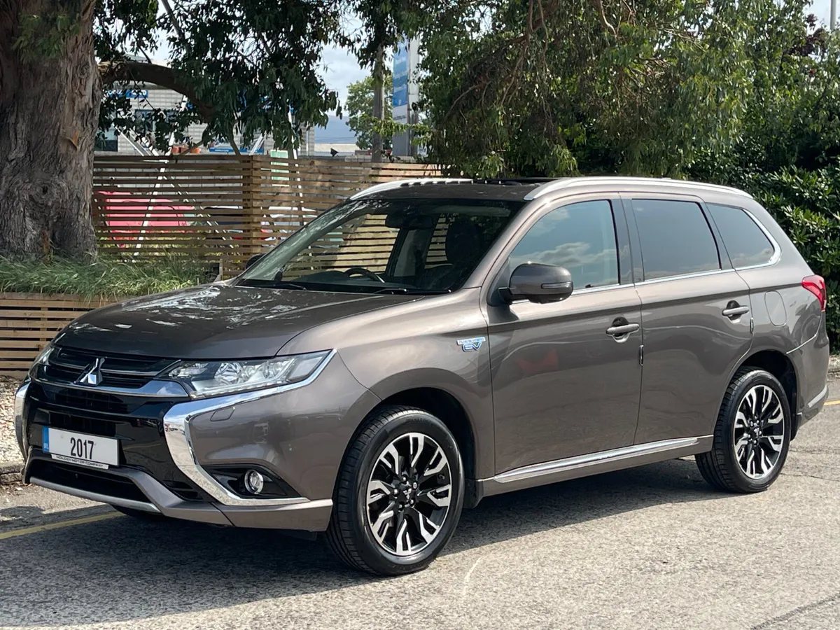 2017 Mitsubishi Outlander..LOW MILES...SUNROOF - Image 3