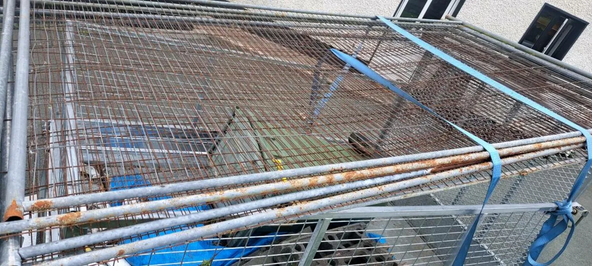 5 fencing panels - Image 1