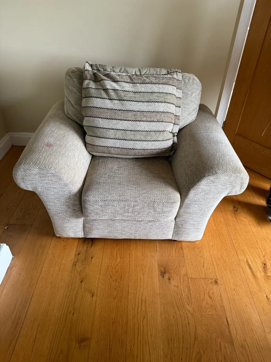 Sofa and furniture - Image 2