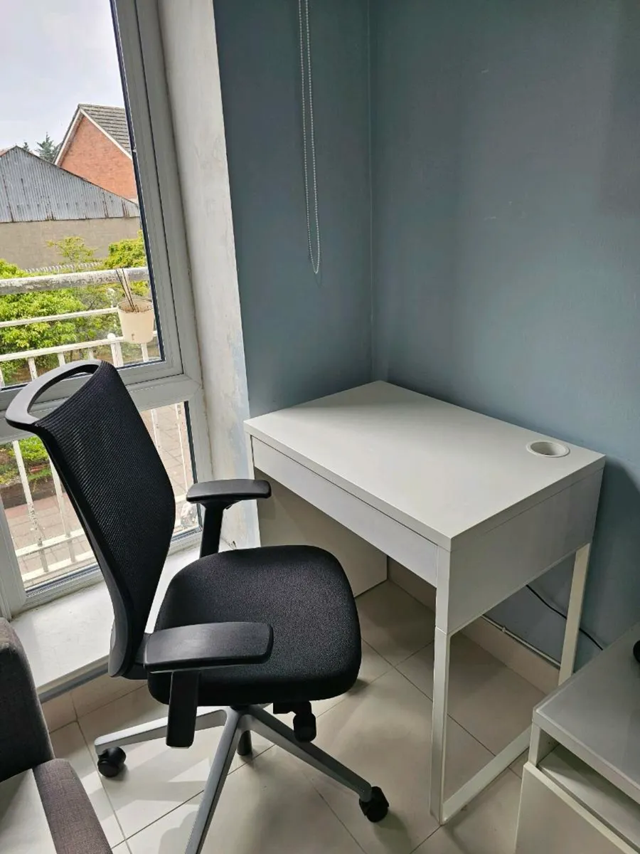 Office table and chair - Image 1