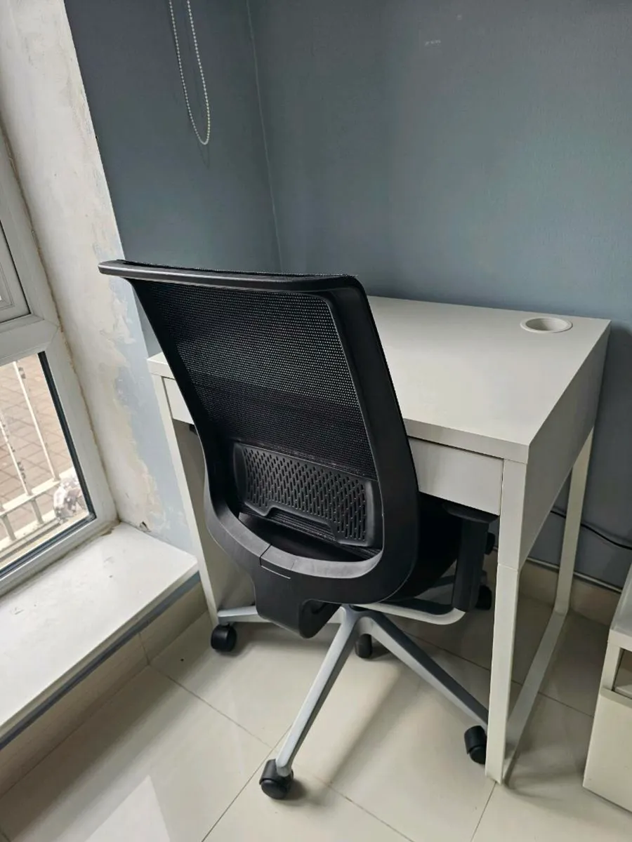 Office table and chair - Image 3