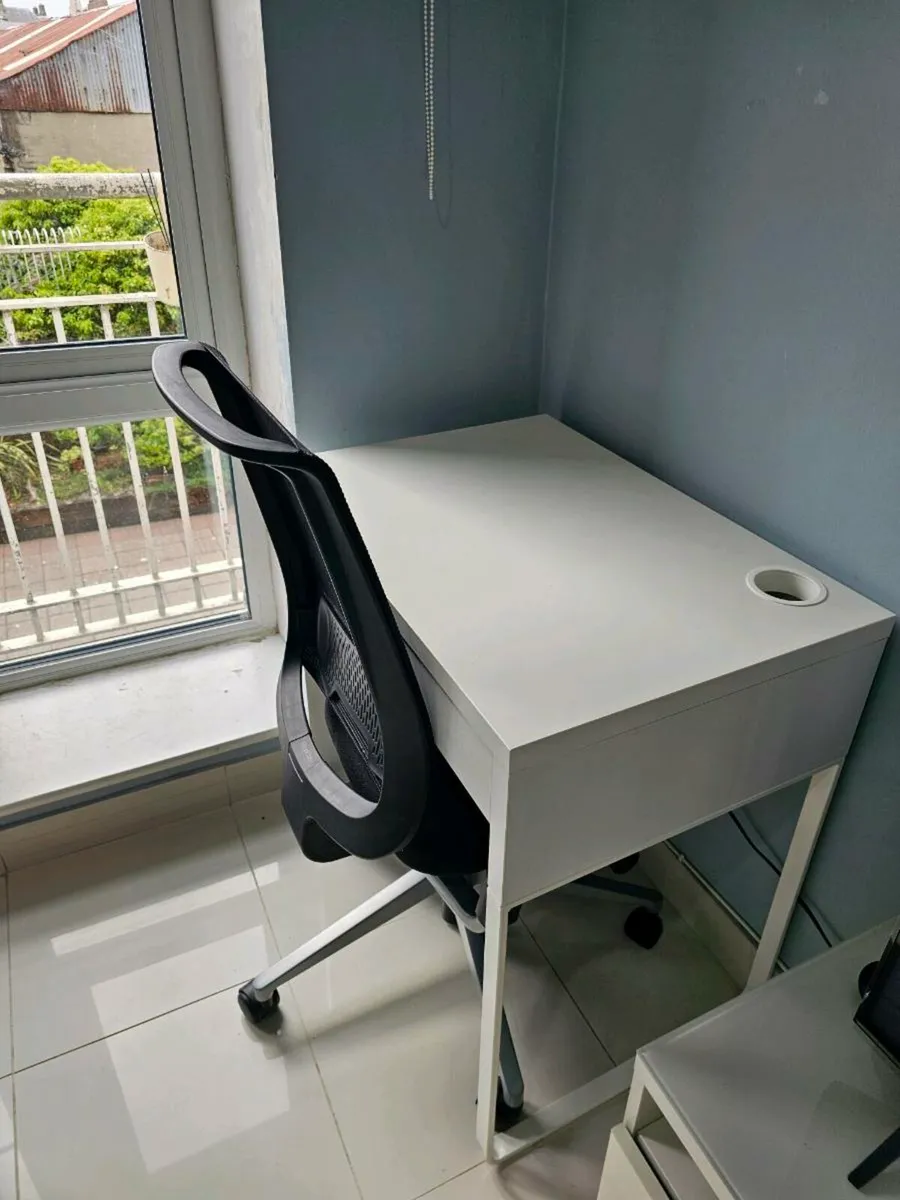 Office table and chair - Image 4