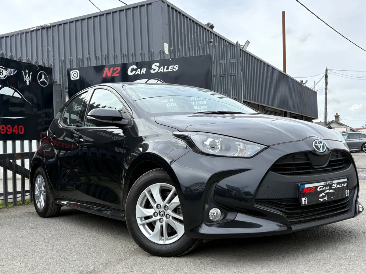 241 Toyota Yaris 1.5 Hybrid Auto, LIKE NEW - Image 1