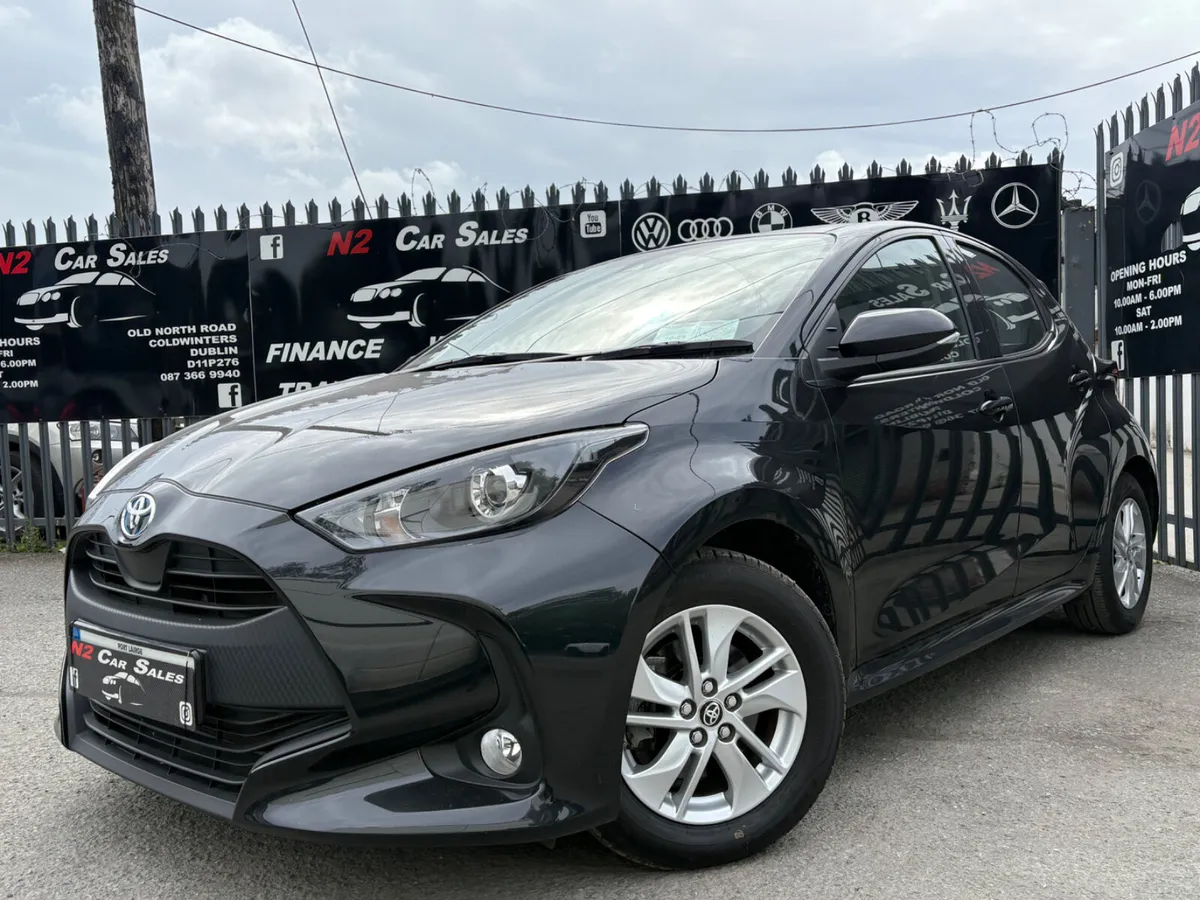 241 Toyota Yaris 1.5 Hybrid Auto, LIKE NEW - Image 3