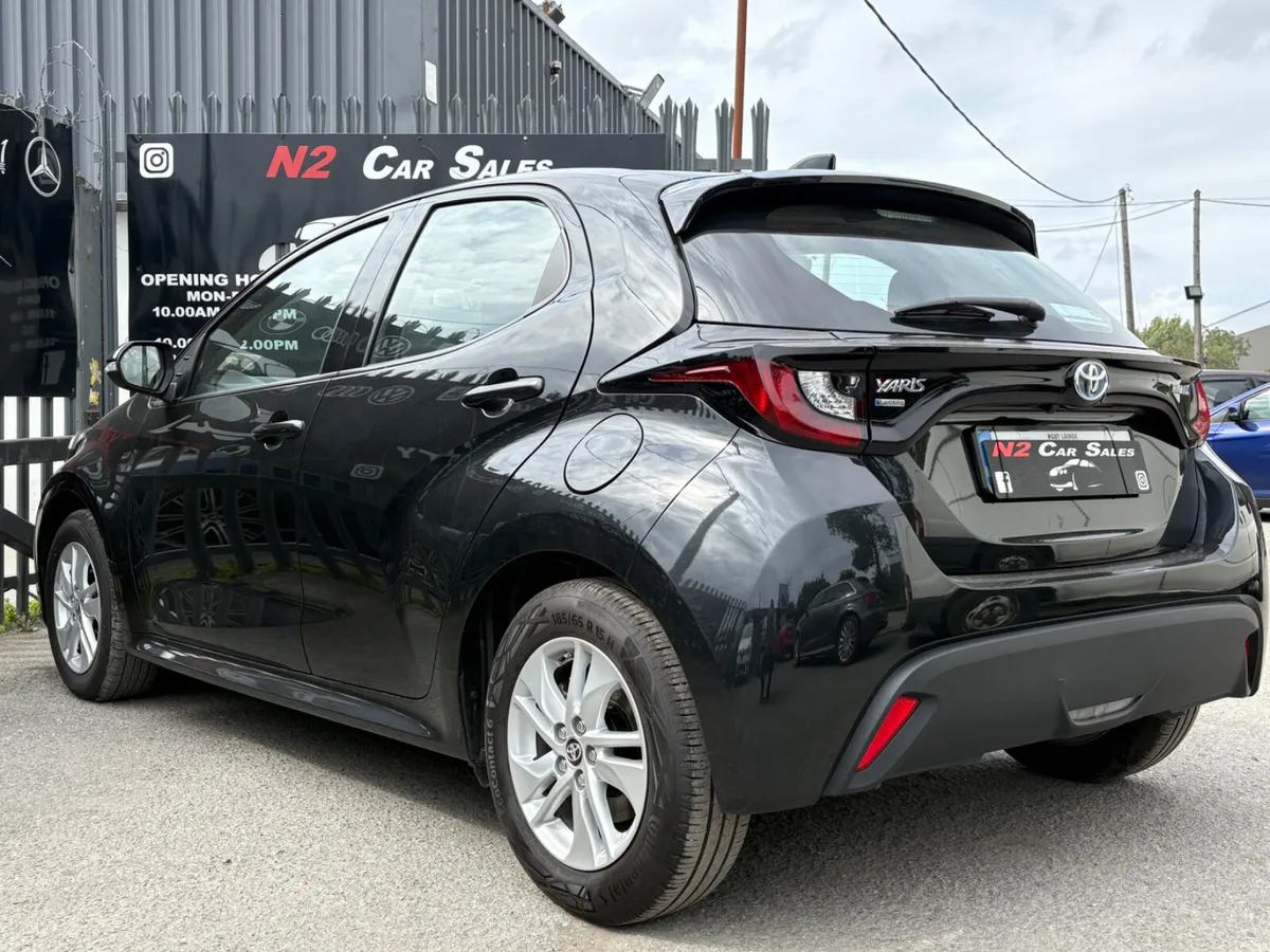 241 Toyota Yaris 1.5 Hybrid Auto, LIKE NEW - Image 4