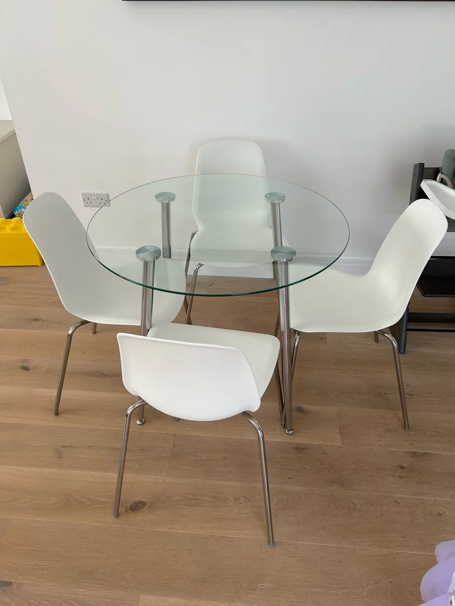 Table and chairs - Image 1