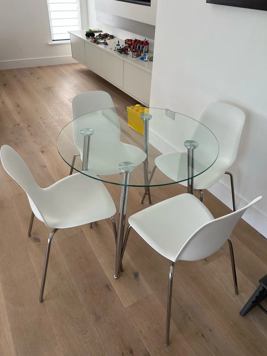 Table and chairs - Image 2