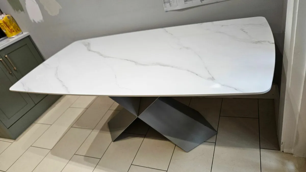 Beautiful designer marble table with beige/cream b - Image 1