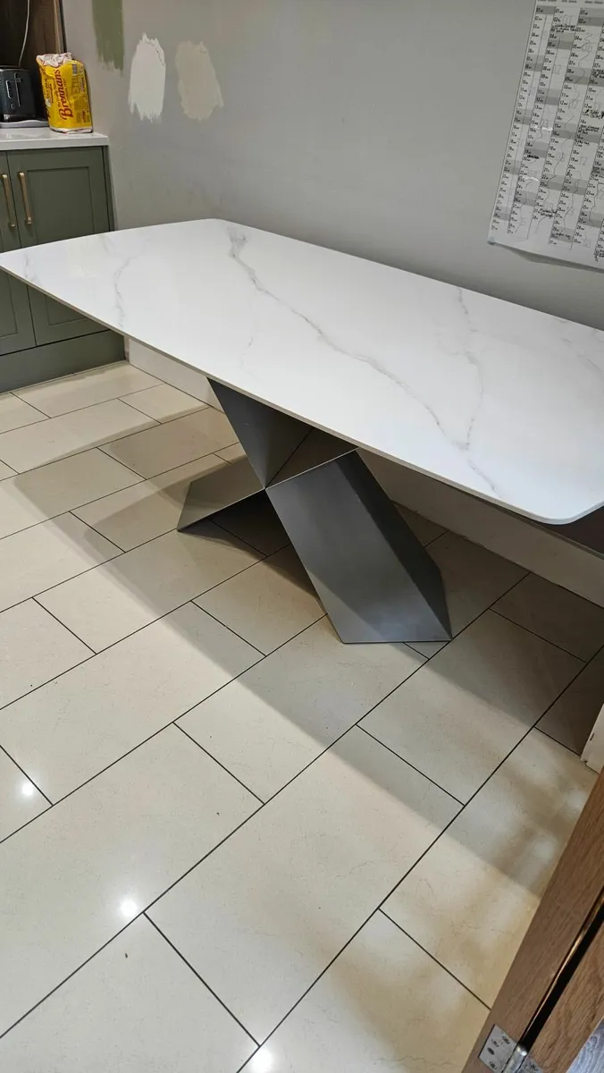 Beautiful designer marble table with beige/cream b - Image 2