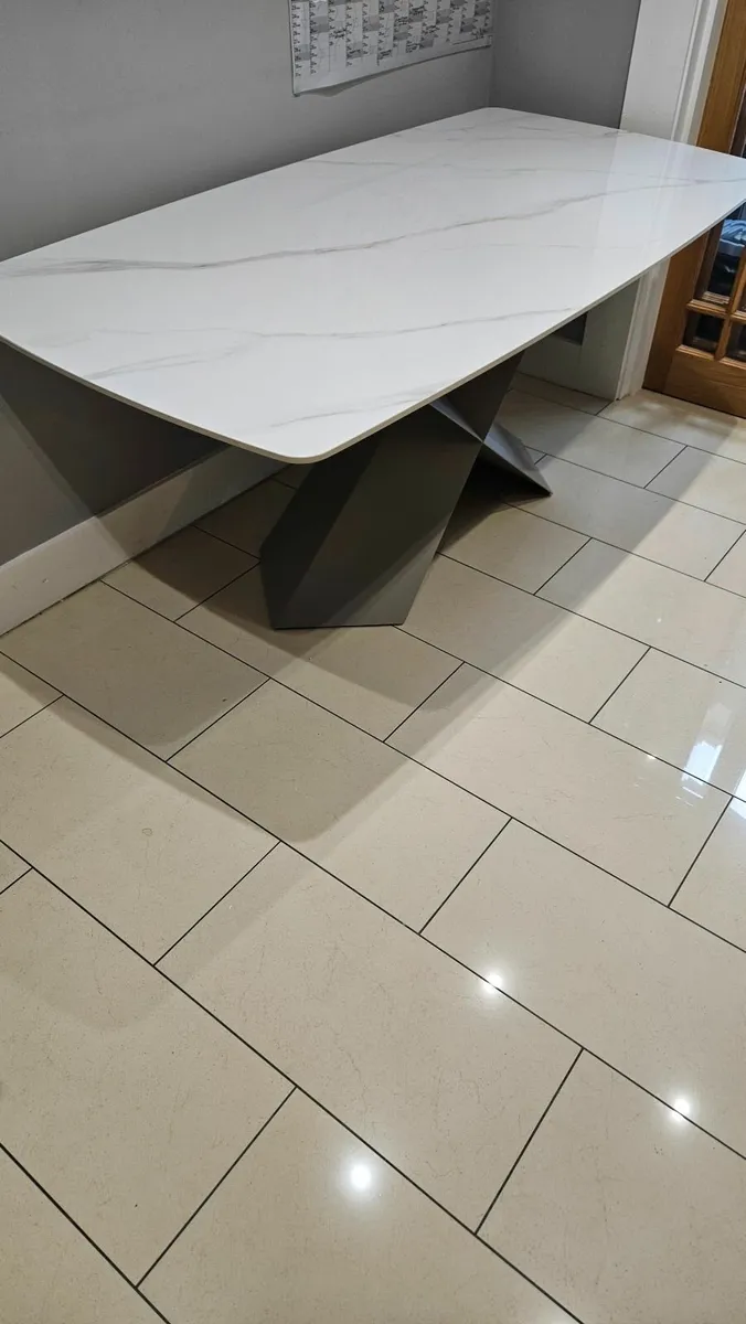 Beautiful designer marble table with beige/cream b - Image 3