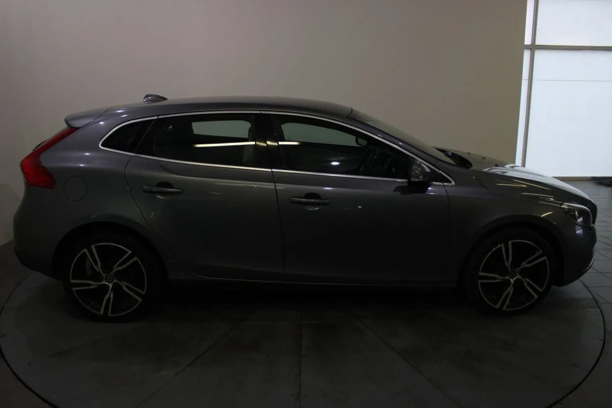 Volvo V40 D2 (120hp) Se leather - Image 3