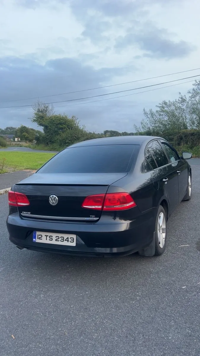 Volkswagen Passat 2012 - Image 2