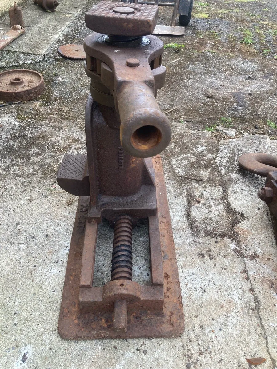 Toe jacks - Image 1