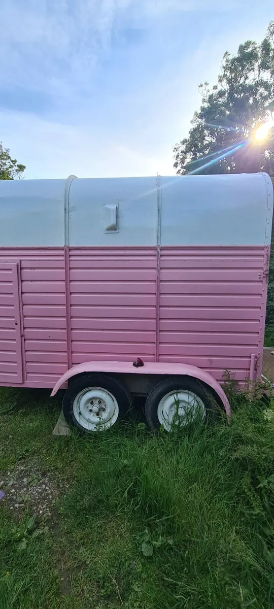 Vintage horse box - Image 1