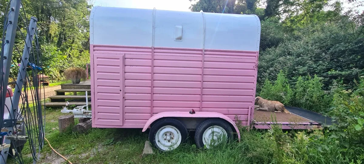 Vintage horse box - Image 2