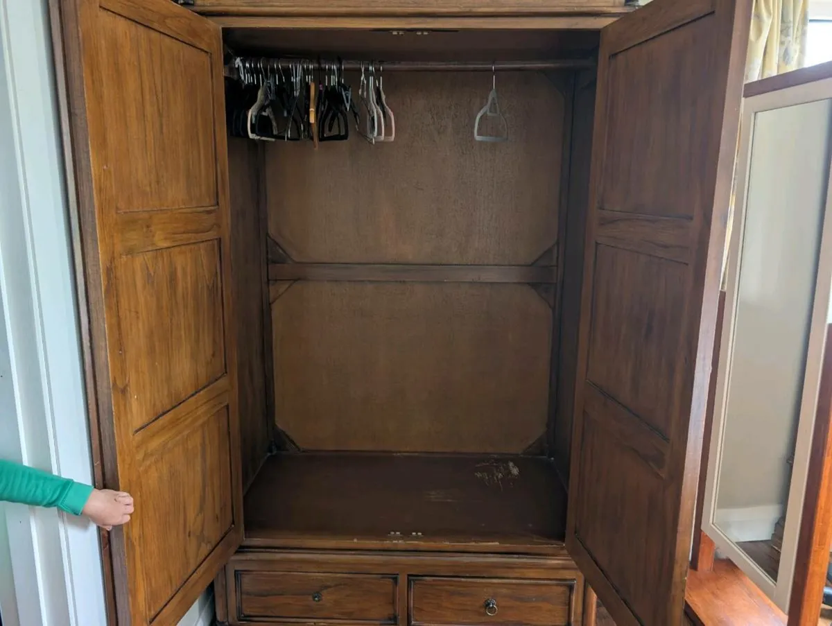 Double wardrobe - Image 2