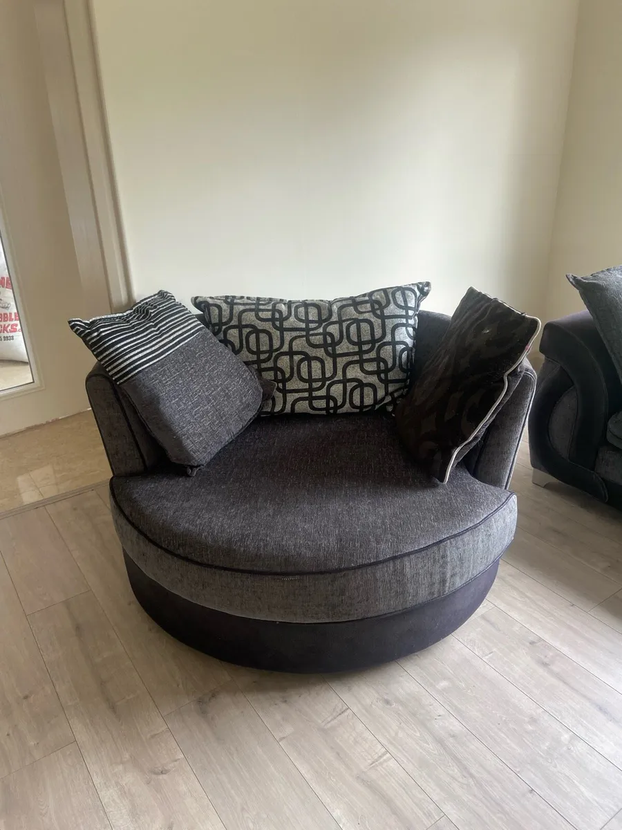 Cuddle chair - Image 1