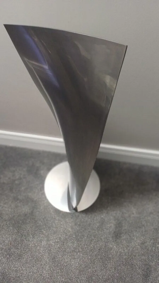 Mounted Rolls-Royce RB211 Stage One Fan Blade Upcycled Display Piece from British Airways Boeing 747-400 - Image 1
